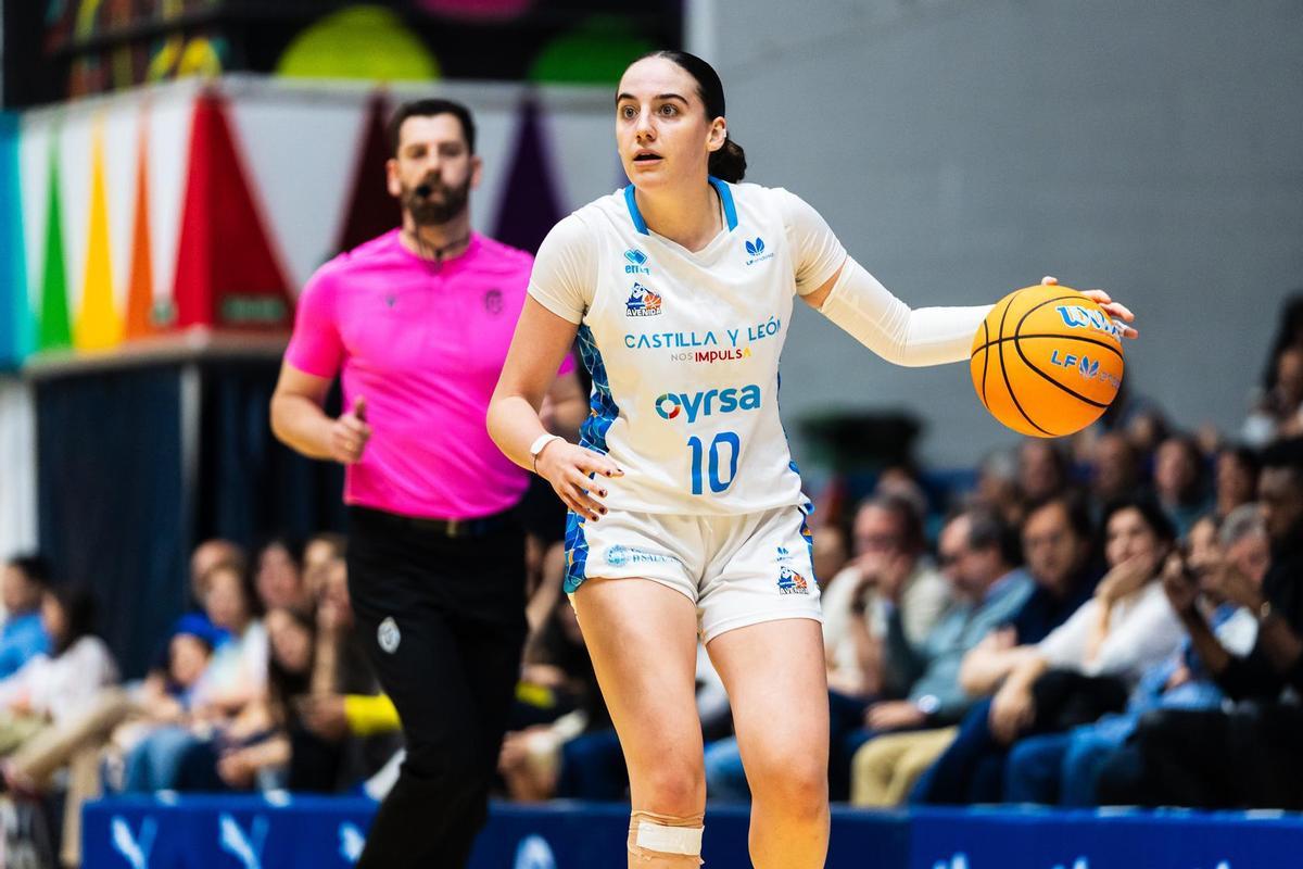 Iyana Martín, durante un partido de esta temporada con el Perfumerías Avenida