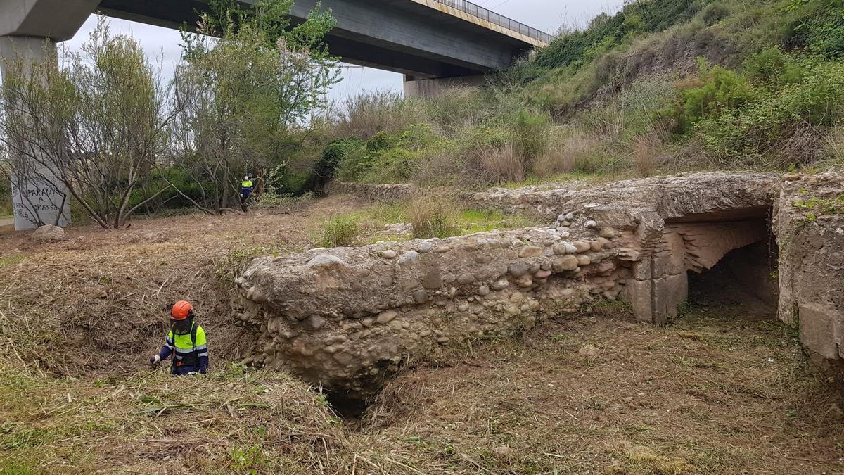 Operarios eliminan la vegetación que cubría el azud dels Corrents en el paraje del Millars.