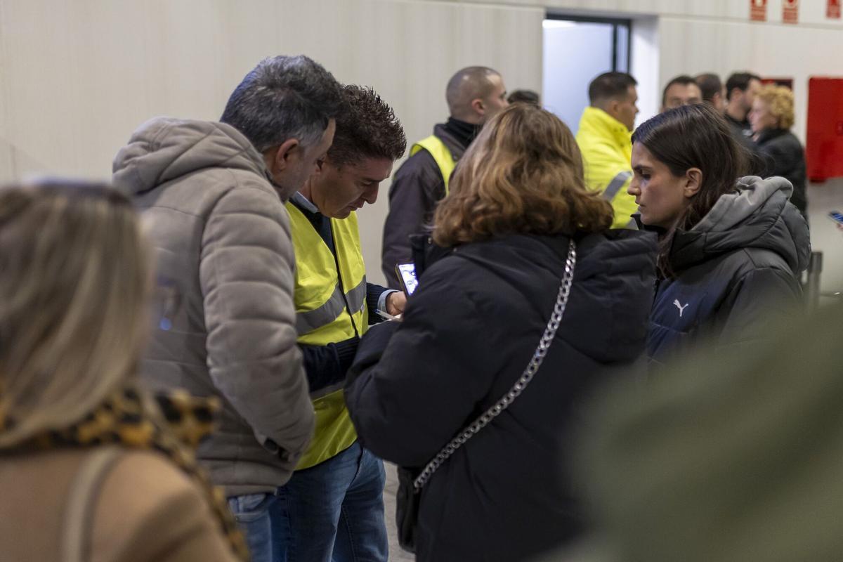 Llegada a la estación de familiares de los viajeros.
