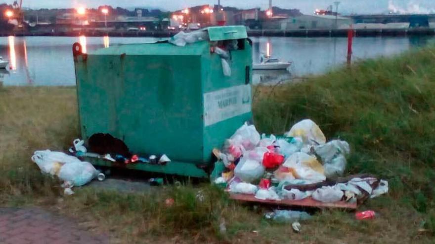 Basura en el contenedor de aceite usado