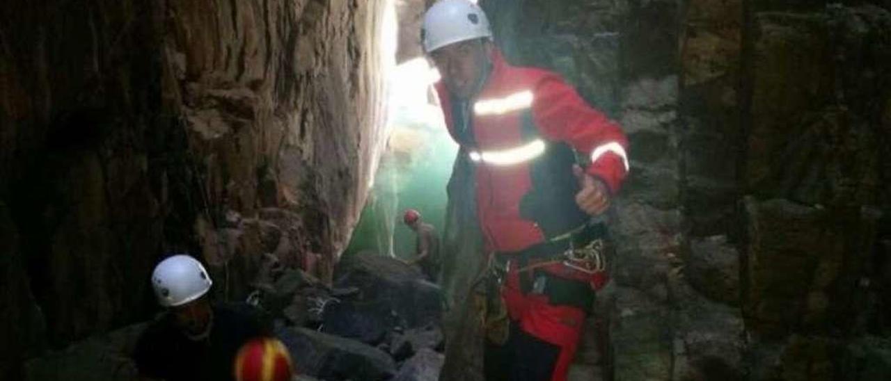 Grupo especial de rescate de los bomberos en un simulacro en el Buraco do Inferno de Ons. // GERA