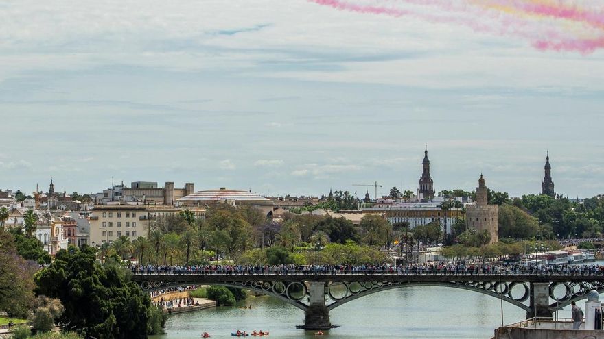 El Puente de Triana se cierra al tráfico este lunes por el rodaje de la serie ‘Berlín’ de Netflix
