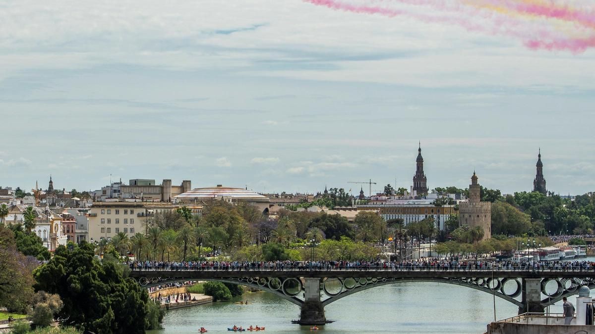 Archivo. El Puente de Triana se cierra al tráfico por un rodaje audiovisual