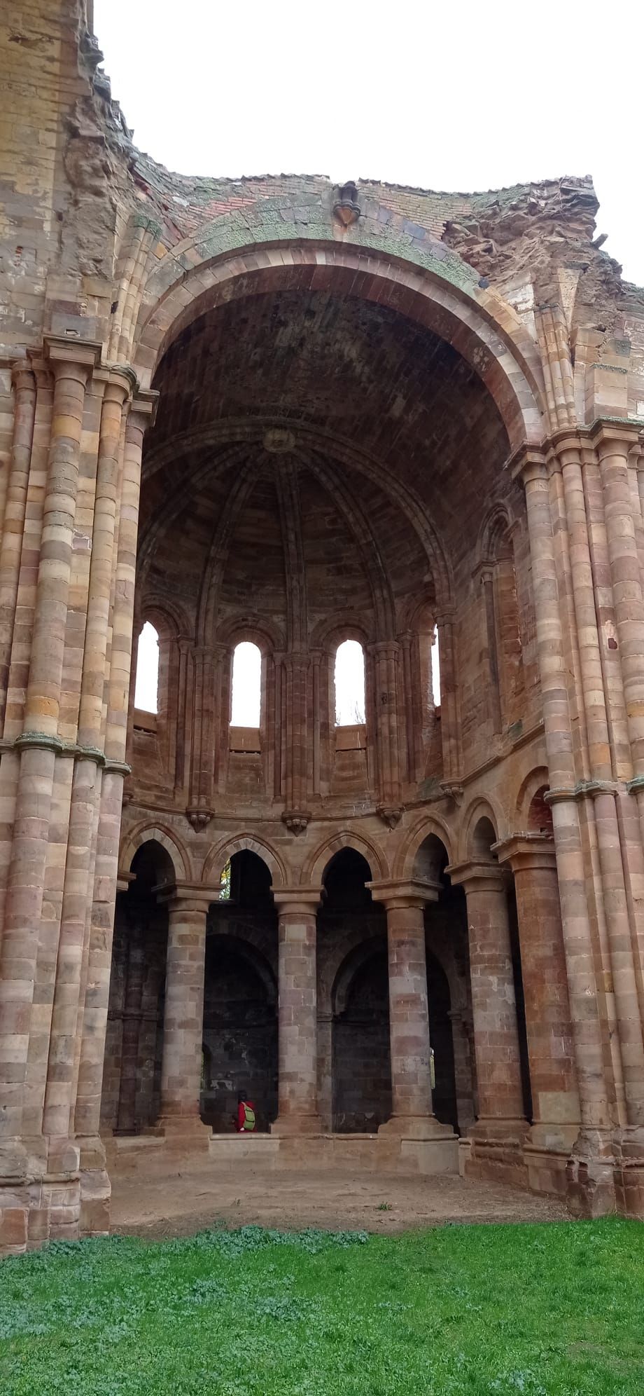 Interior del templo en ruinas.