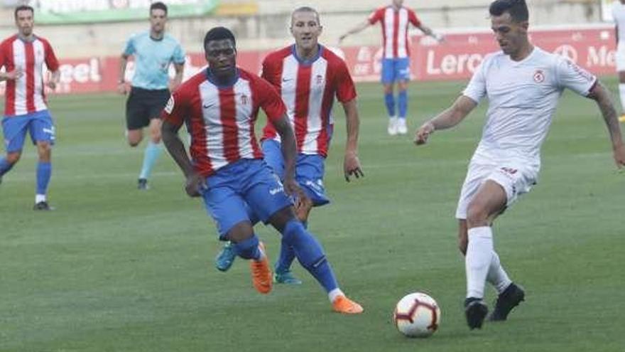 Neftali Manzambi, con André Sousa, presiona a un jugador de la Cultural durante el partido de ayer en el Reino de León.
