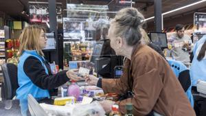 Una mujer paga su compra en un supermercado Caprabo de Barcelona.