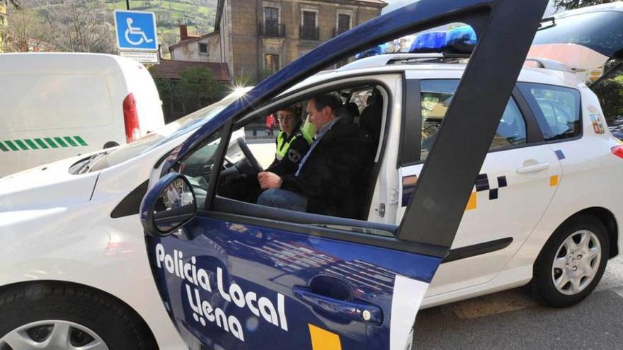 El Alcalde revisa uno de los coches equipados con cámara.