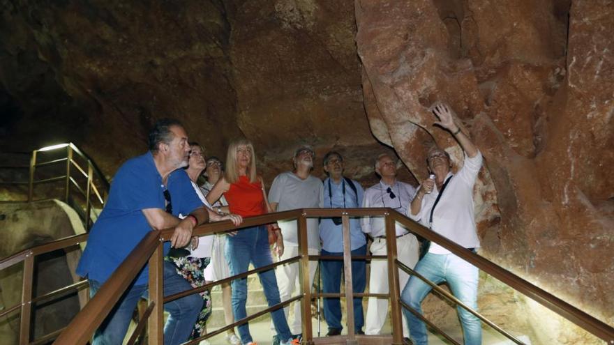 Manuel Laza, durante la visita a la Cueva del Tesoro de miembros de la Academia Malagueña de Ciencias y otros colectivos.