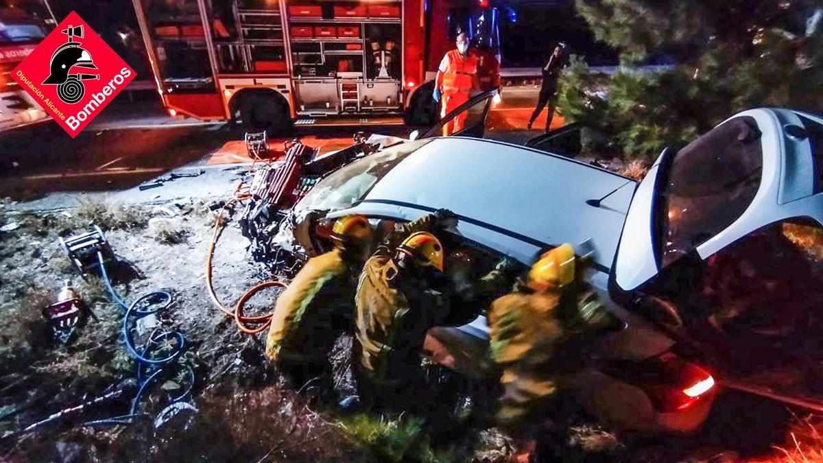 Los bomberos rescatan a un conductor atrapado