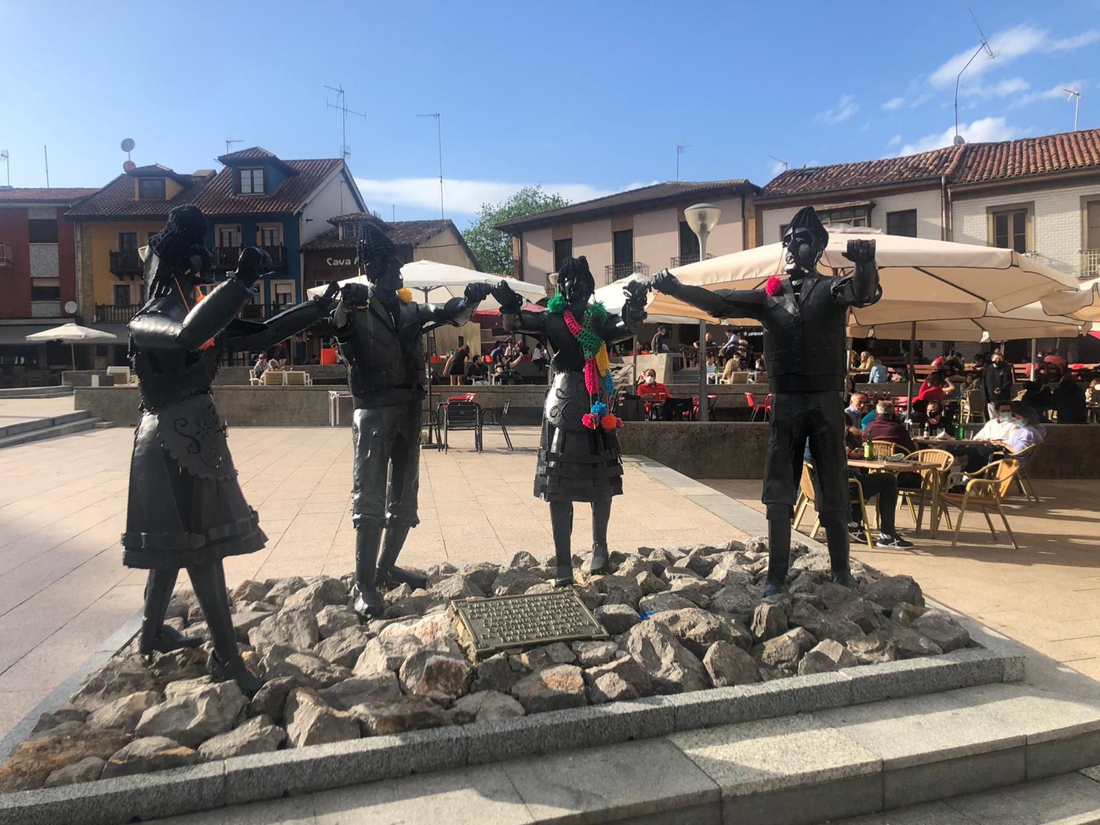 Sorpresa en Les Campes: amanece con decoración de ganchillo en bolardos, plazas y estatuas