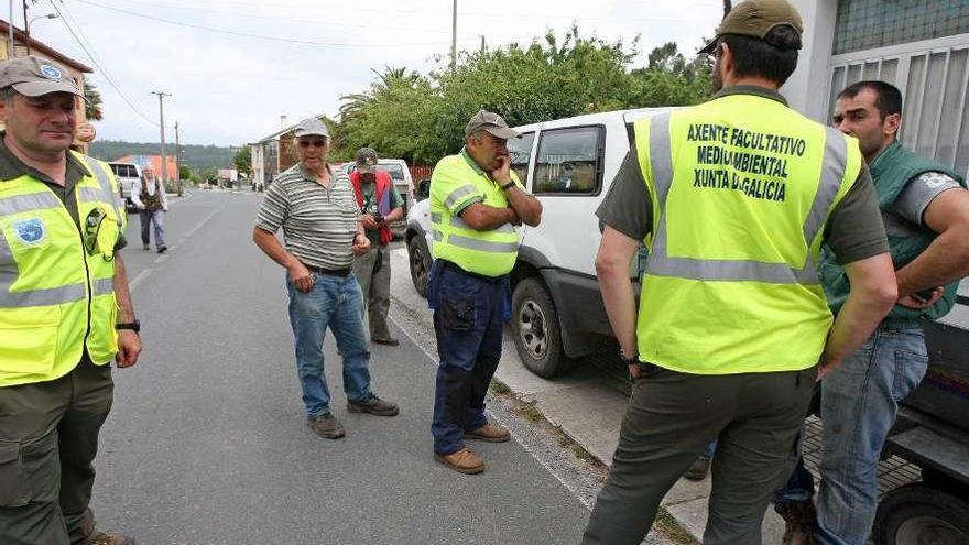 Agentes medioambientales con cazadores durante una batida en A Estrada. // Bernabé/Cris M.V.