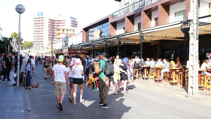 Leve descenso de los turistas alemanes esta temporada en la Playa de Palma