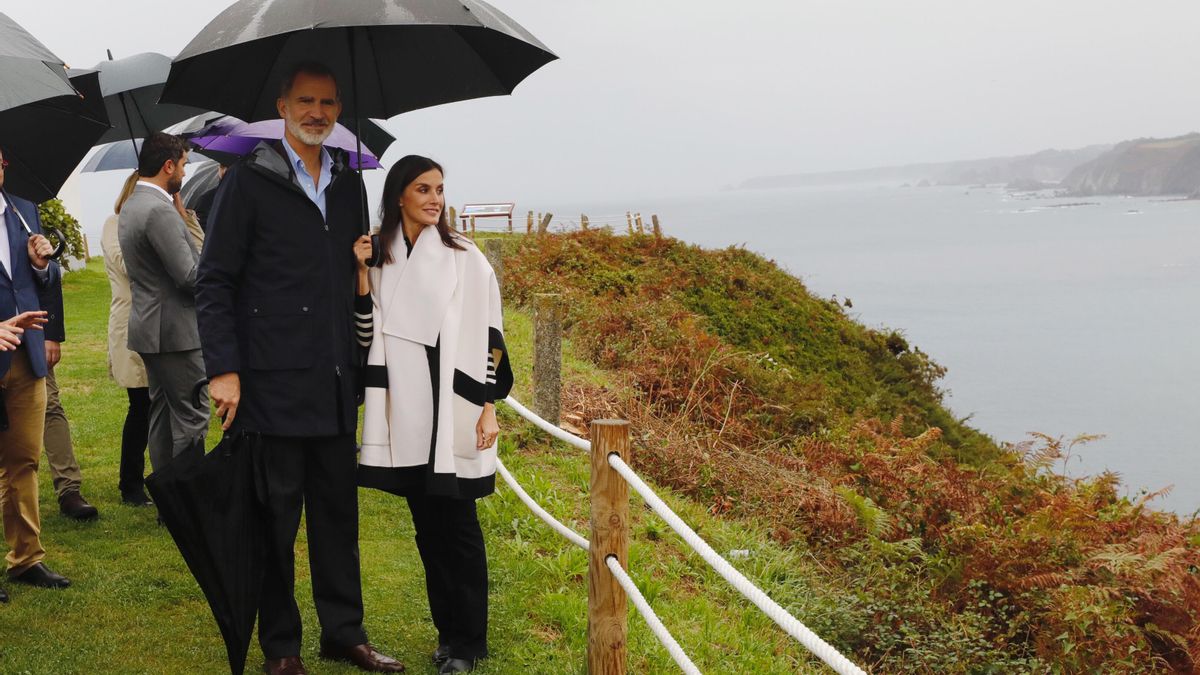 La Reina da el parte médico de sus hijas en una intervención improvisada en la que leyó el discurso que había preparado la princesa de Asturias