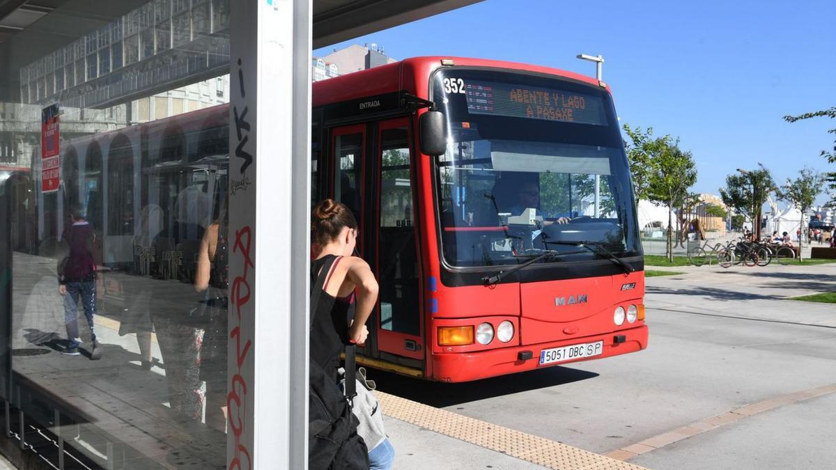 Un autobús de la Compañía de Tranvías, en la parada de Puerta Real.  // VÍCTOR ECHAVE