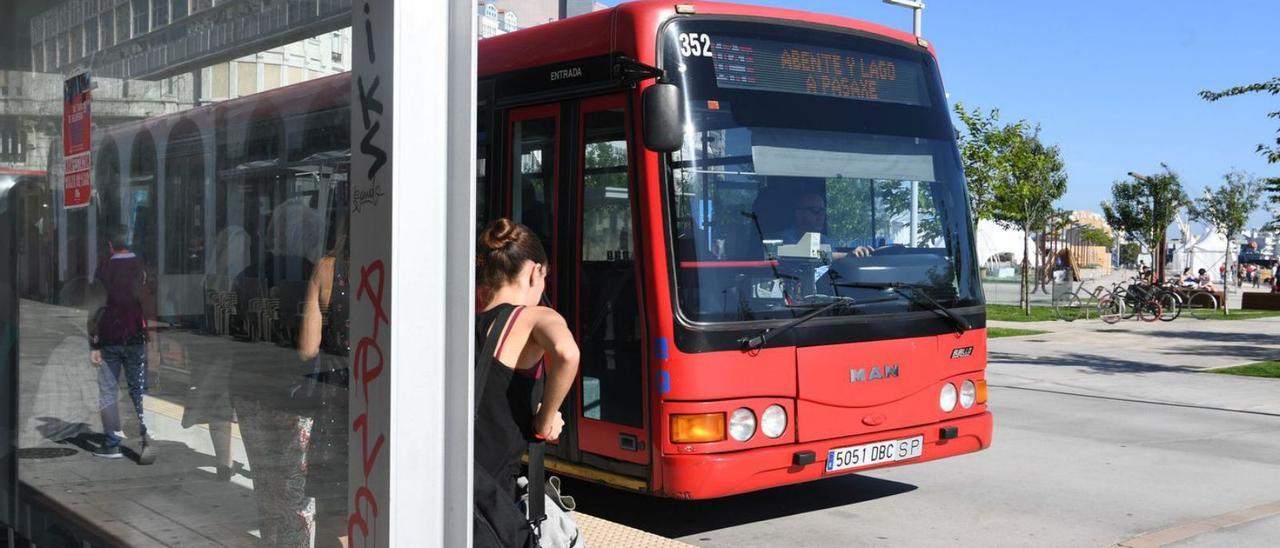 Un autobús de la Compañía de Tranvías, en la parada de Puerta Real.