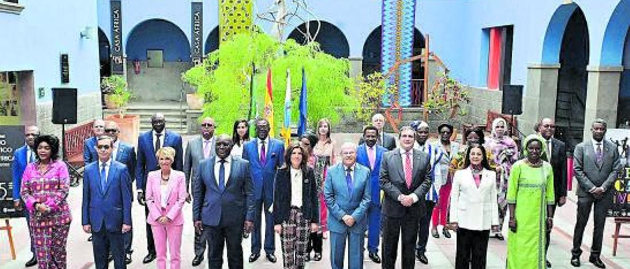 Karima Benyaich (segunda por la derecha en la primera fila), en la reunión del Consejo Diplomático en Casa África. | | E.D.