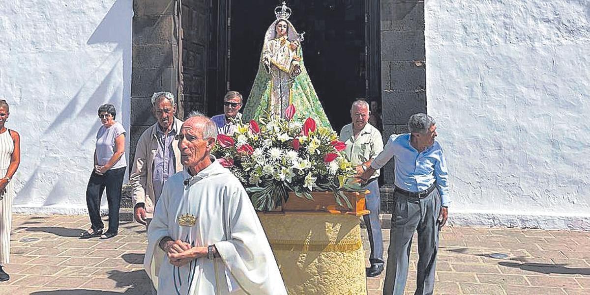 El párroco Chema González en una procesión.