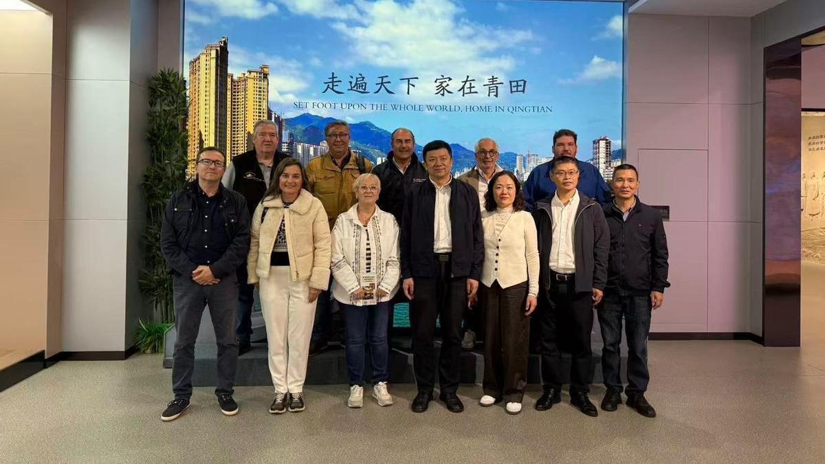 La comitiva gallega con autoridades locales en una de sus visitas.