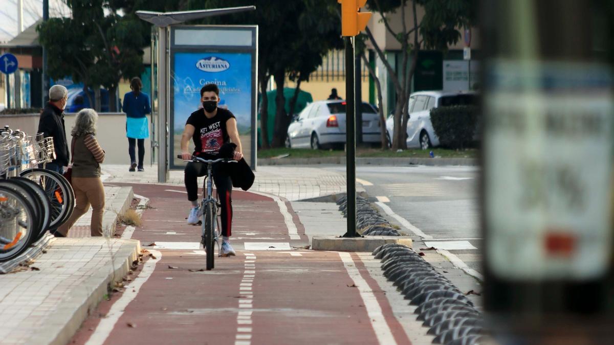 Un ciclista haciendo uso de un carril bici