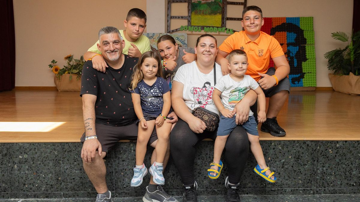 La familia Gabarre Aguilar, compuesta por Emilio y María y sus cinco hijos, disfrutan del programa CaixaProinfancia en la Fundación María Auxiliadora de Zaragoza, este jueves.