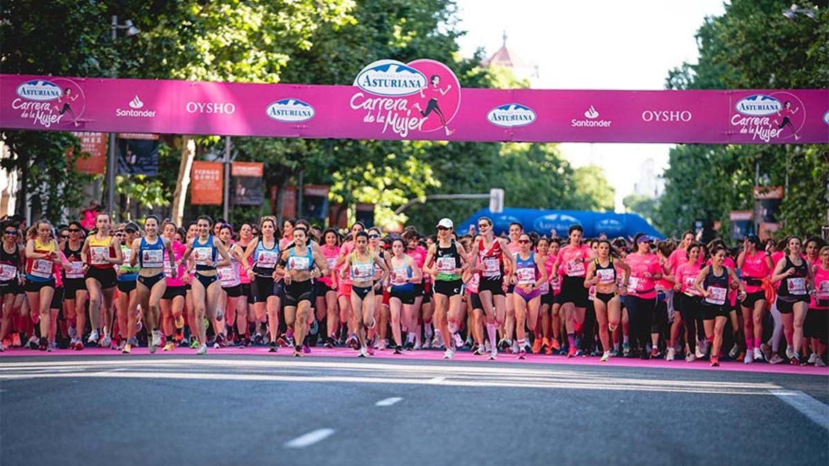 Corredoras en sus puestos para arrancar la Carrera de la Mujer.