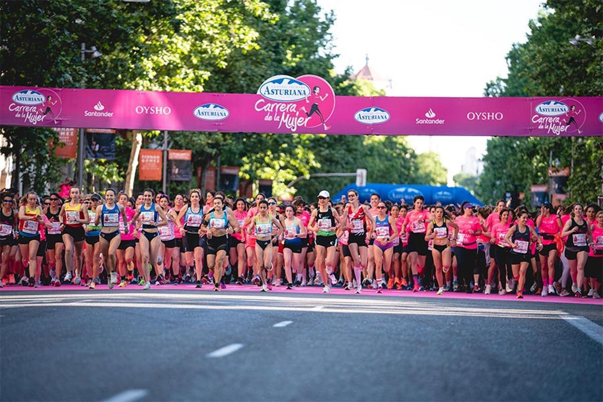 Corredoras en sus puestos para arrancar la Carrera de la Mujer.