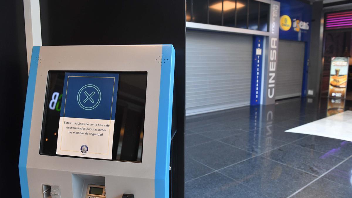 Un cine de A Coruña, cerrado por las restricciones sanitarias durante la pandemia.