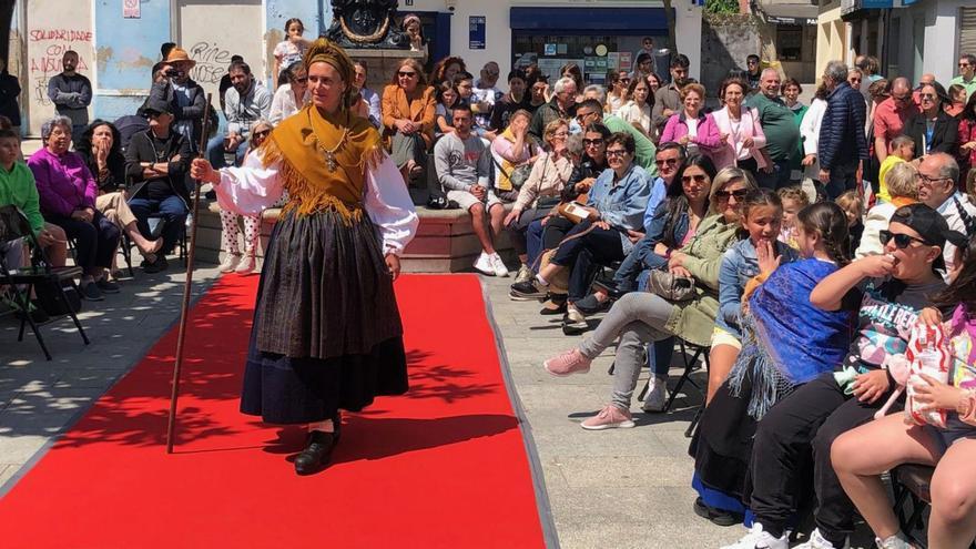 Unha das participantes no desfile de traxes tradicionais celebrado na Pobra / suso souto