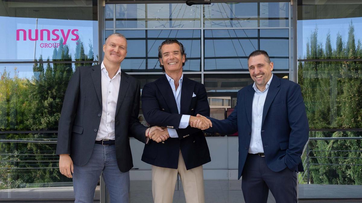 L. Corrochano, P. Gavilán y D. Barba, frente a la sede de Nunsys.