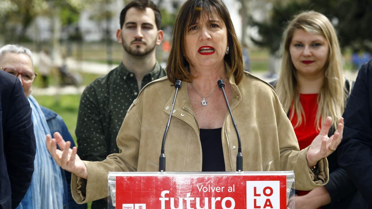La portavoz del PSOE en el Ayuntamiento de Zaragoza, Lola Ranera, en un acto de campaña.