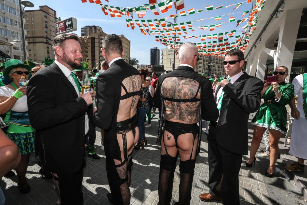 Cientos de turistas y vecinos celebran la fiesta nacional irlandesa y tiñen las calles de verde