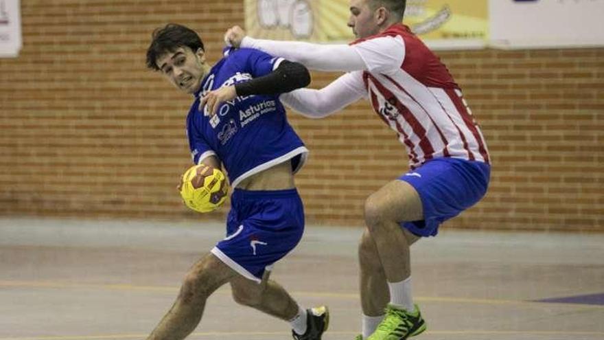 Una acción del partido de ayer en Vallobín.