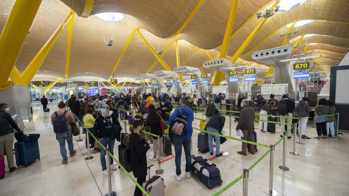 Un grupo de personas con maletas en el aeropuerto de Madrid.