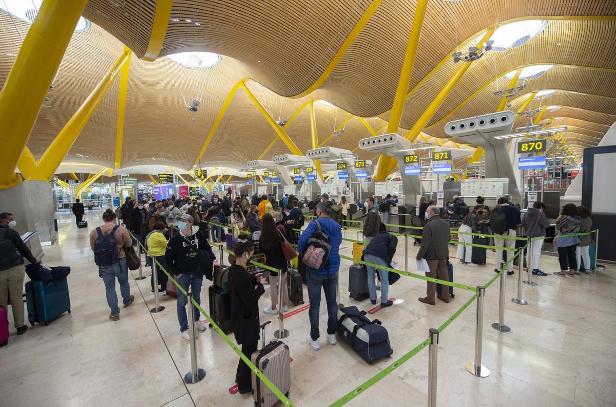 Un grupo de personas con maletas en el aeropuerto de Madrid.