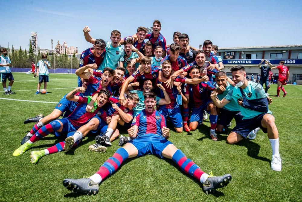 La celebración del Juvenil A del Levante UD tras ser campeones de liga