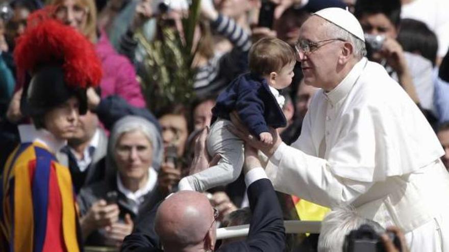 El Papa besa a una niña durante su recorrido de ayer por la plaza de SanPedro.