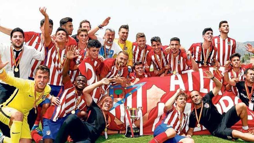 Los futbolistas del Atlético de Madrid juvenil celebran el título de Copa, ayer en Son Bibiloni.
