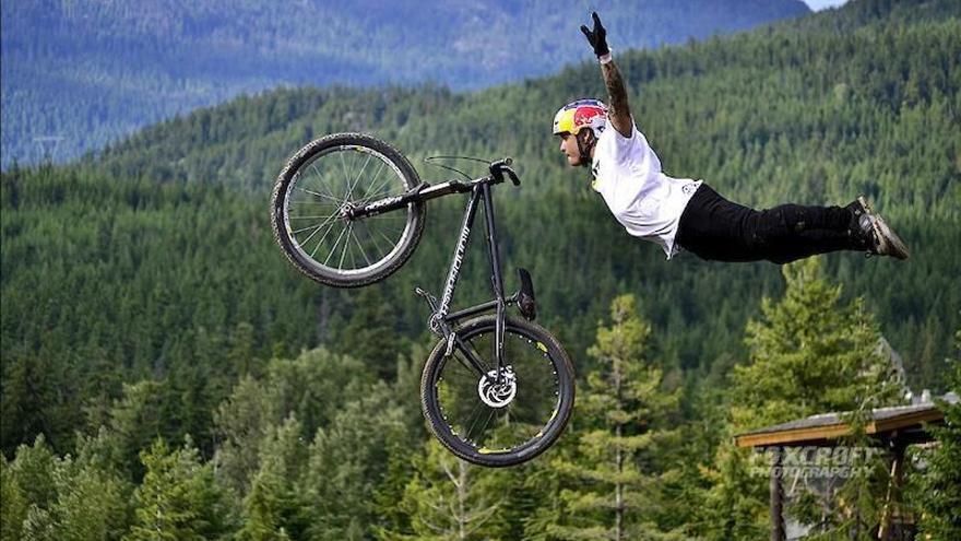 Práctica de saltos con bicicleta.