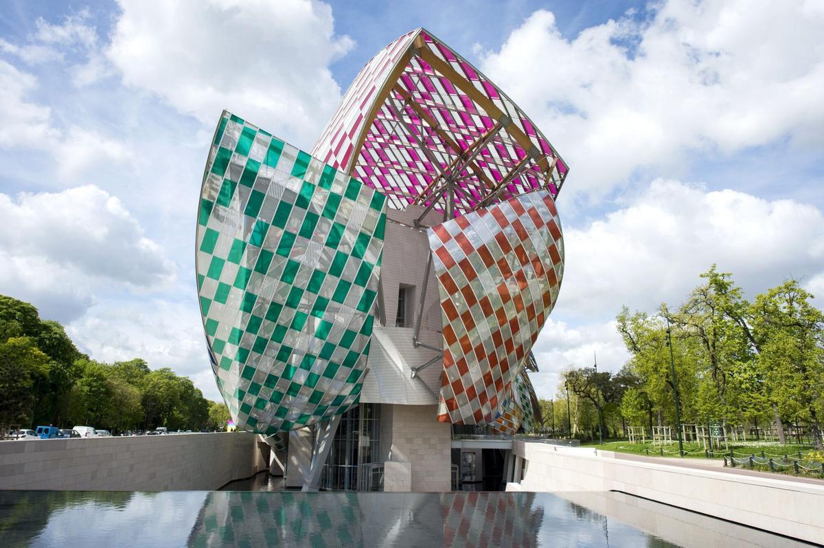 AZS456 PARÍS (FRANCIA) 03/05/2016.- Vista exterior de la Fundación Louis Vuitton que exhibe la obra de arte temporal "Observatorio de la luz", del artista galo Danuel Buren, en París (Francia) hoy, 3 de mayo de 2016. El edificio, diseñado por el arquitecto Frank Gehry y formada con 3.600 piezas de cristal, está cubierta con filtros de colores para la obra de arte in situ. EFE/Jeremy Lempin. Fundación Louis Vuitton. obra de arte temporal "Observatorio de la luz" de Danuel Buren