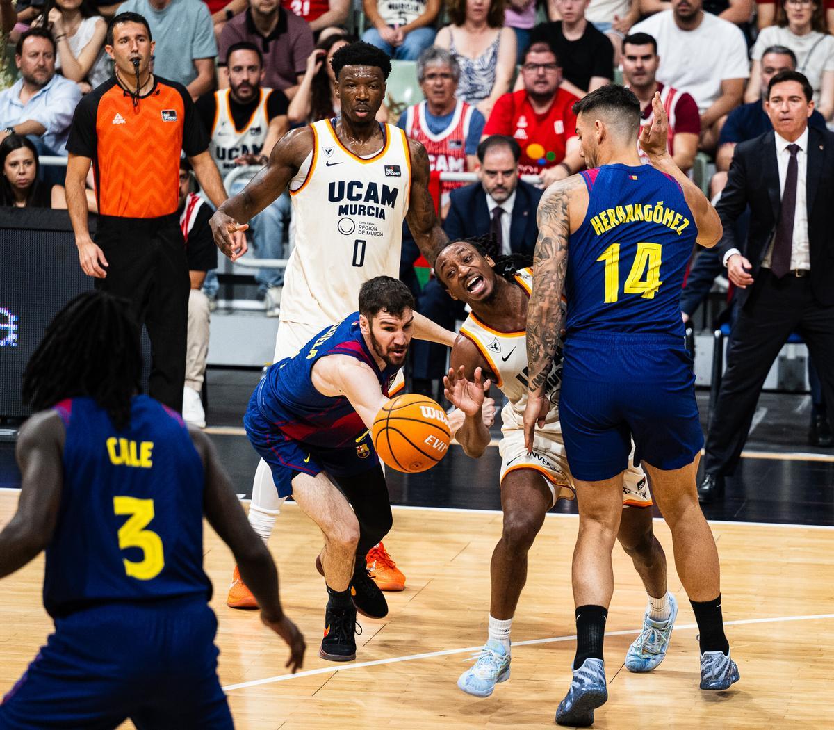 Michael Forrest, del UCAM Murcia, peleando por un balón ante Brizuela.