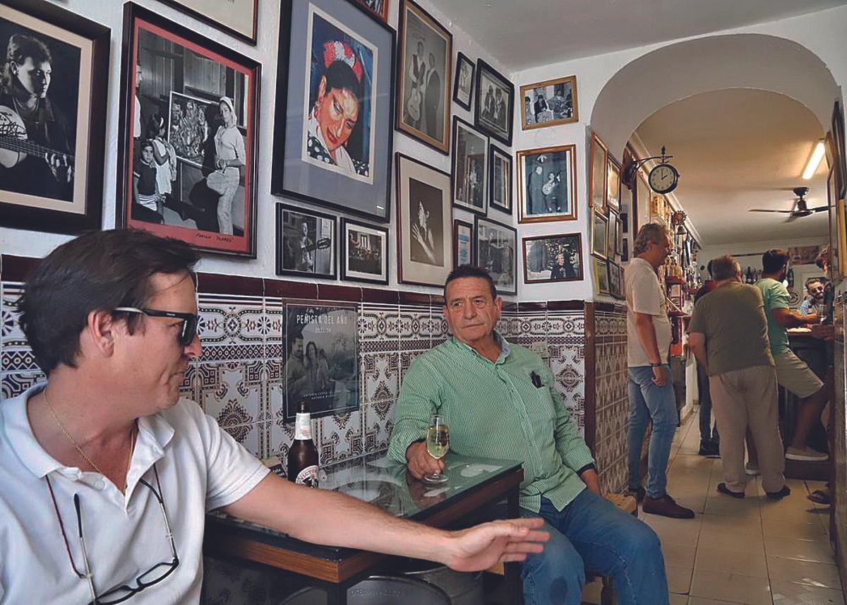 Clientes en el interior de la taberna Fuenseca.