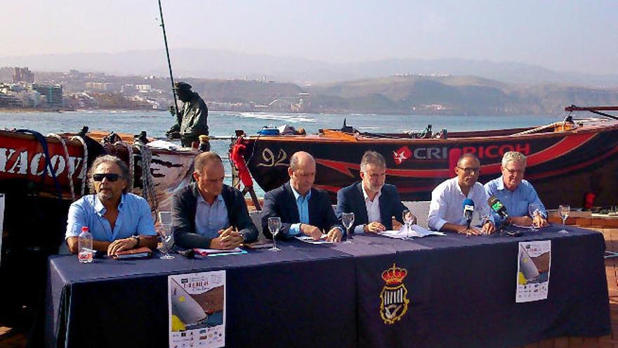 Asistentes a la presentación, que tuvo lugar ayer en la plaza de La Puntilla, en la playa de Las Canteras.