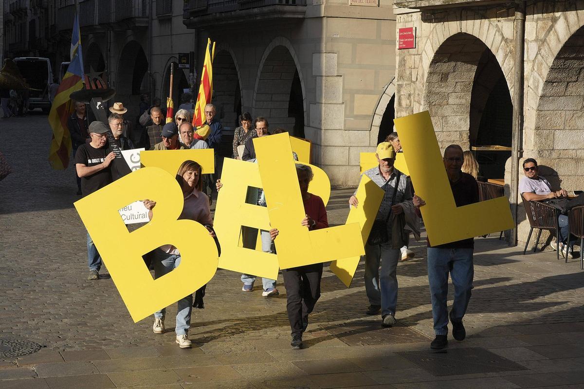 L'ADAC canvia de seu i fa moure les lletres de la paraula Llibertat pel Barri Vell de Girona