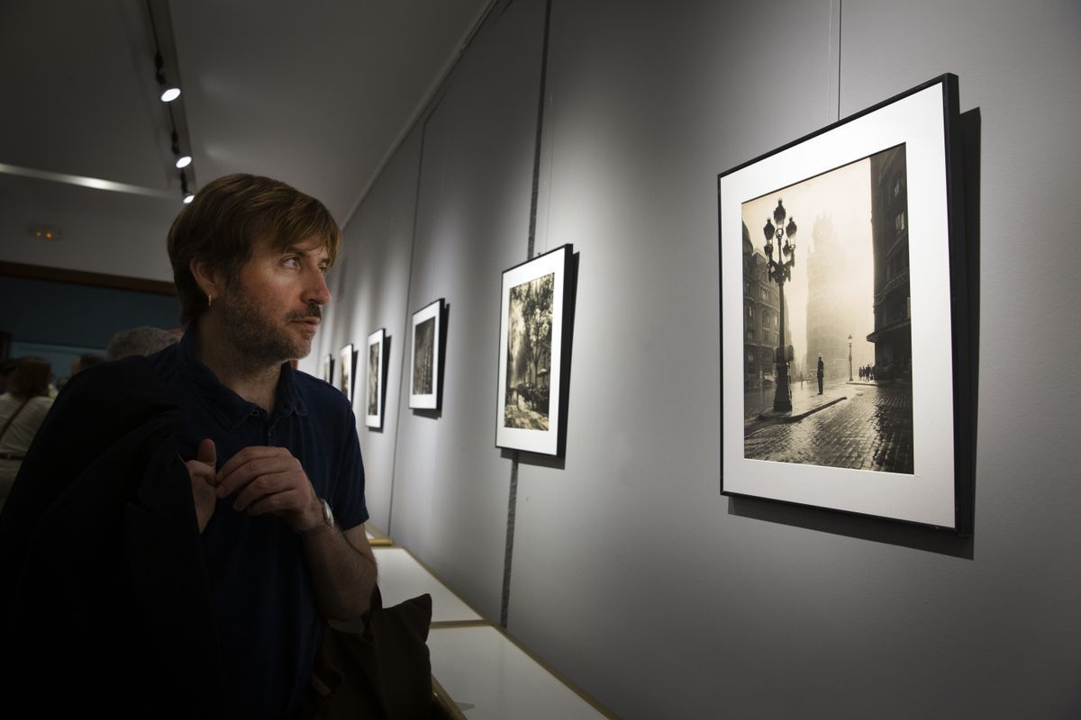 El cineasta Albert Serra contempla la fotografía que Català-Roca hizo de la Via Laietana.