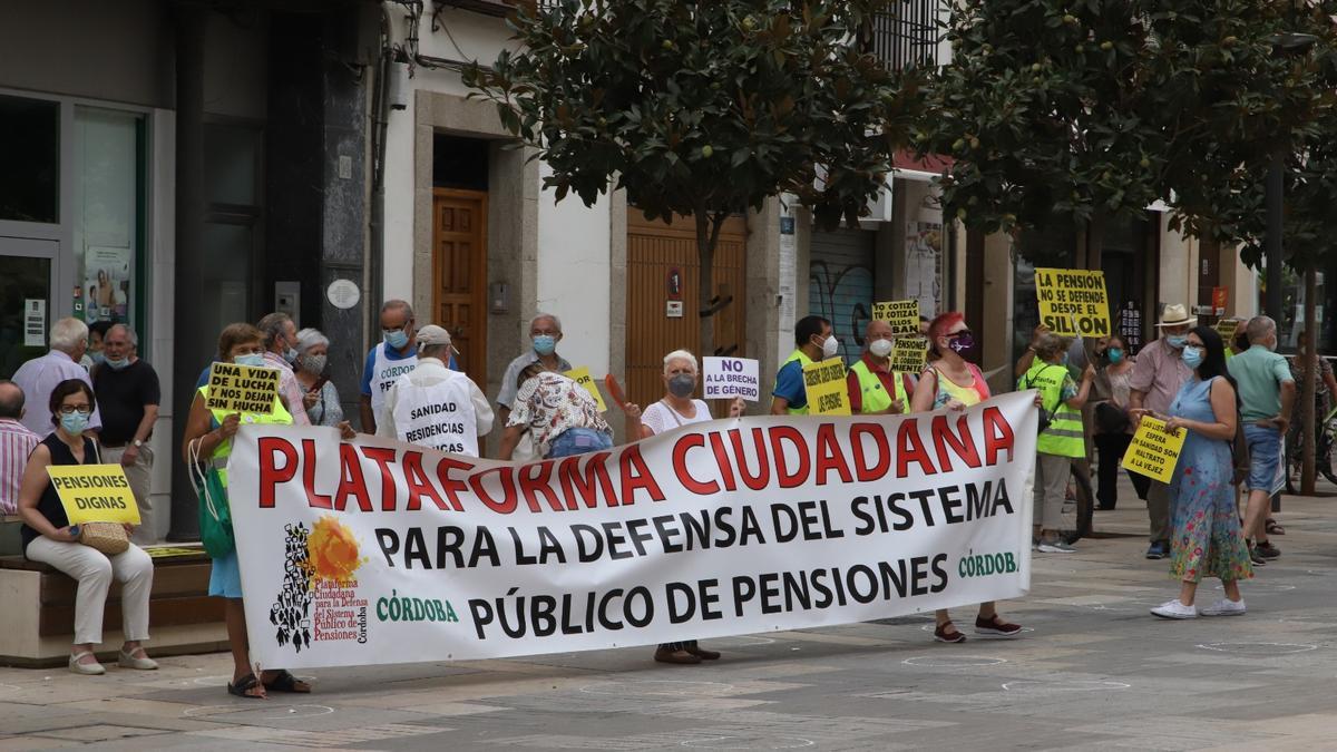 Concentración de pensionistas a las puertas de Capitulares.