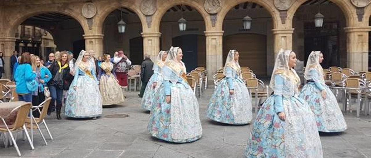 Un grupo de falleras de la comarca desfila por la plaza Mayor de Salamanca.