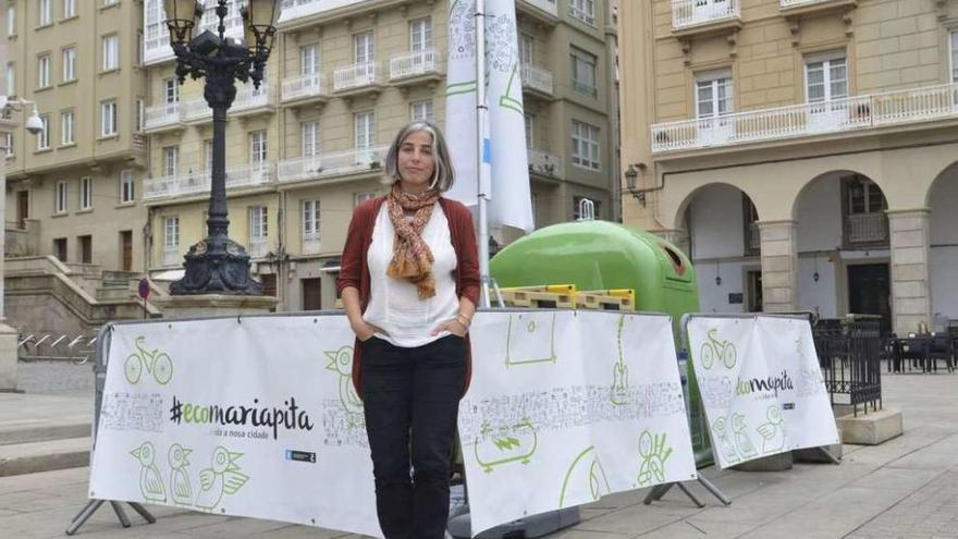 A edil María García Gómez na praza de María Pita.