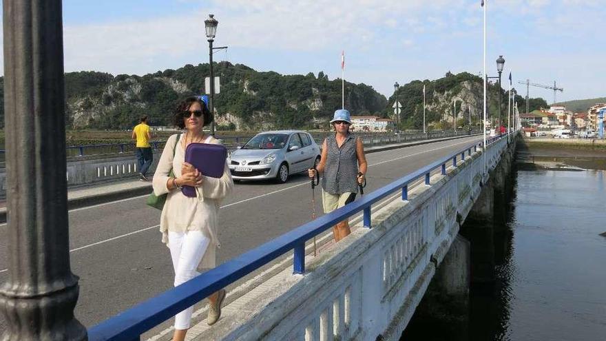 Peatones y coches cruzando el puente de Ribadesella, ayer.
