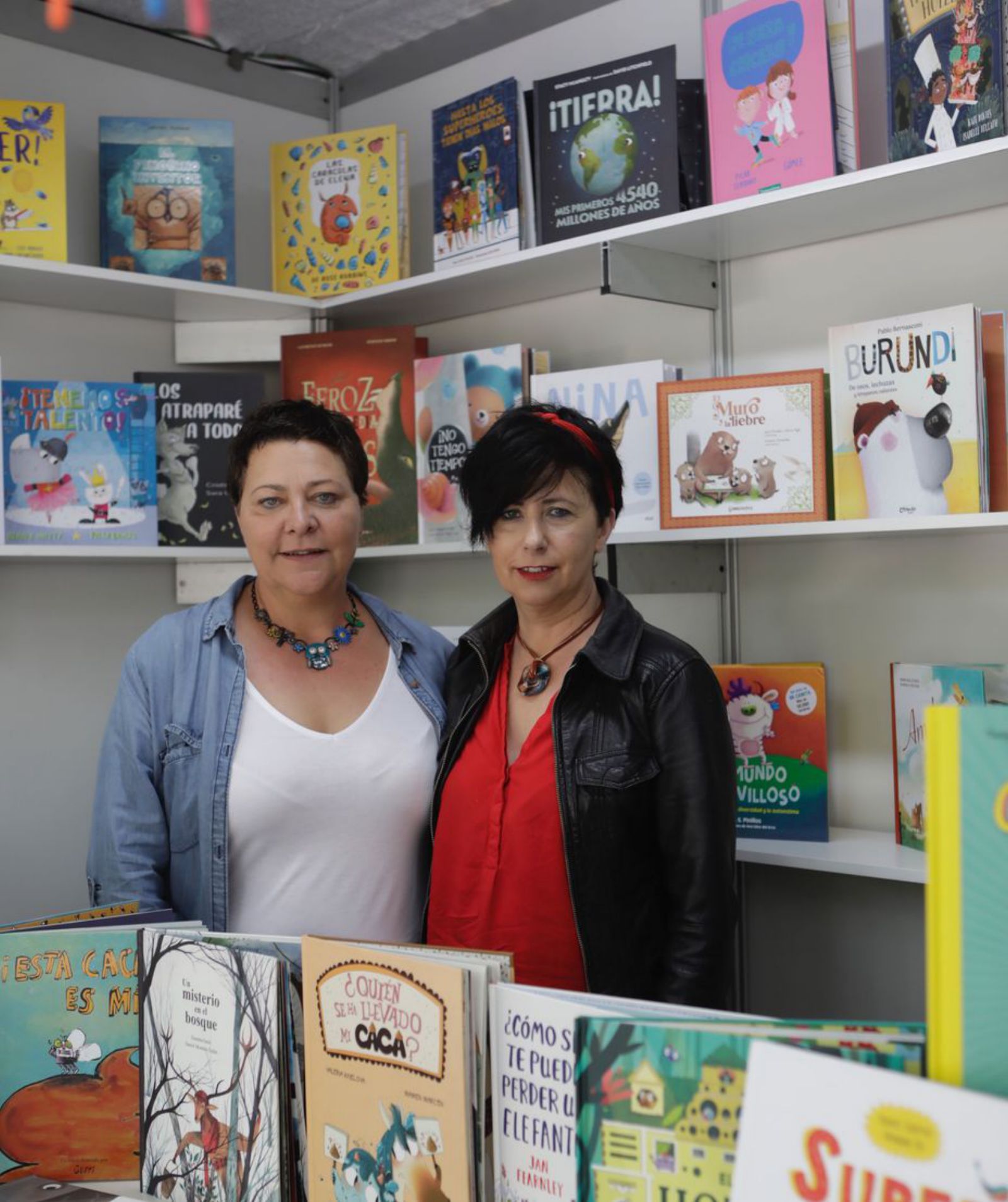 Marge Busto y Ana Fernández, en el stand de Librería Imperia. | F. Rodríguez