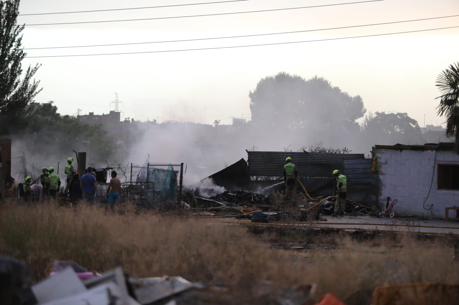 FOTOGALERÍA | Incendio en un asentamiento de infraviviendas en Zaragoza, ubicado entre el camino Cascajales y la Z-30